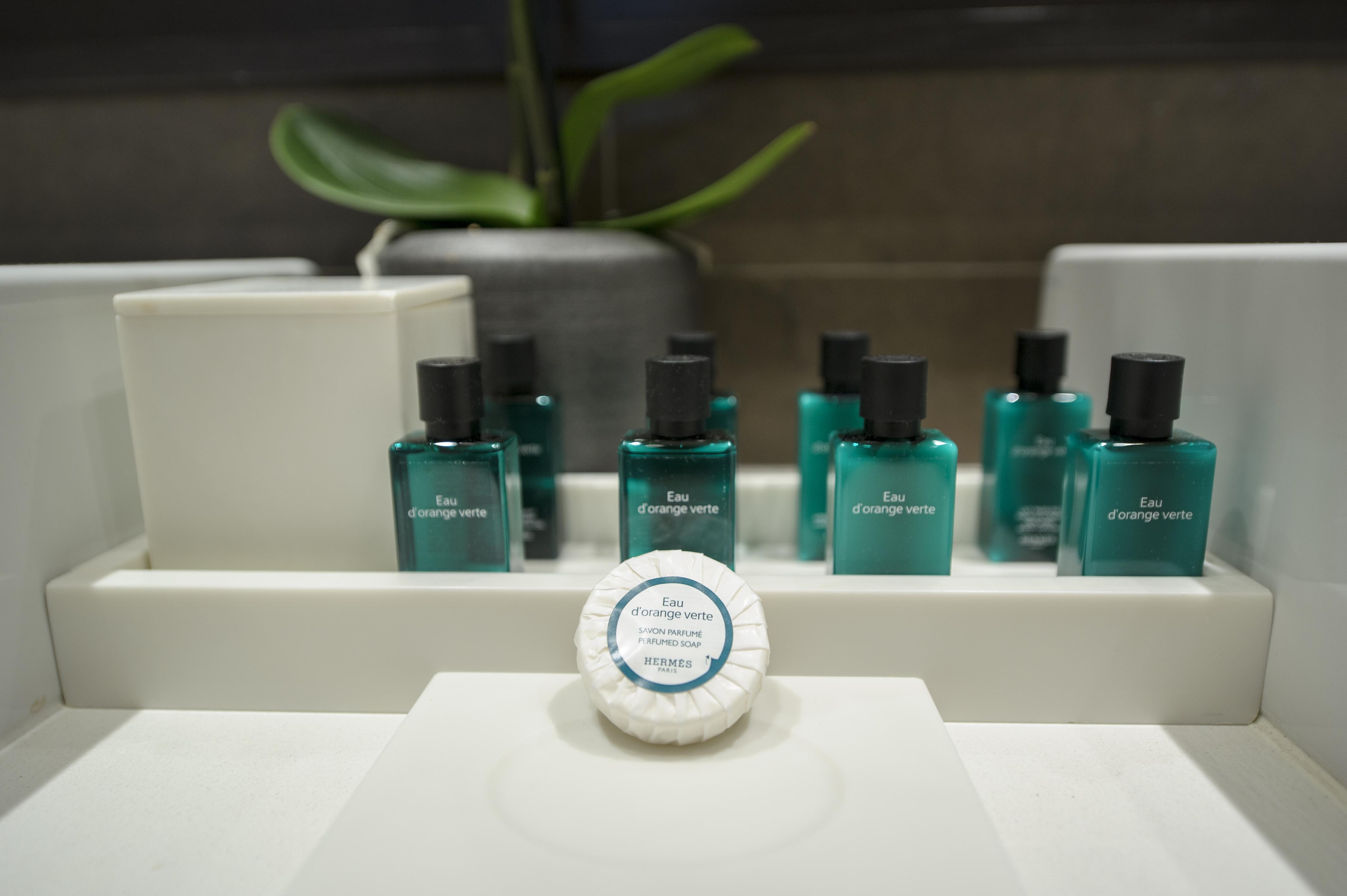 Nest Hotel Paris La Defense - Mgallery Collection פוטו מראה חיצוני תמונה A soap and shampoo in a hotel bathroom