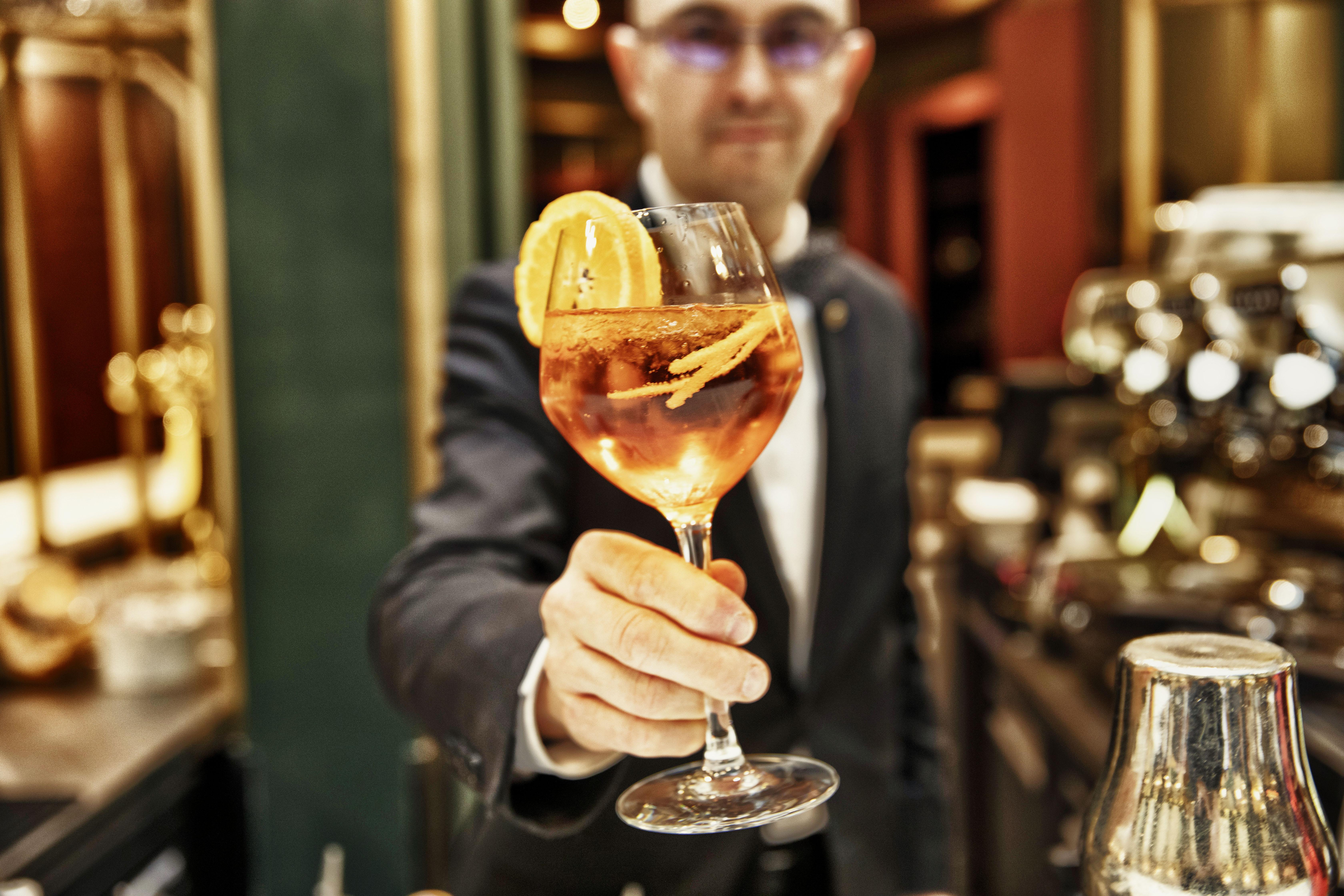 Nest Hotel Paris La Defense - Mgallery Collection פוטו מראה חיצוני תמונה A bartender serving a cocktail