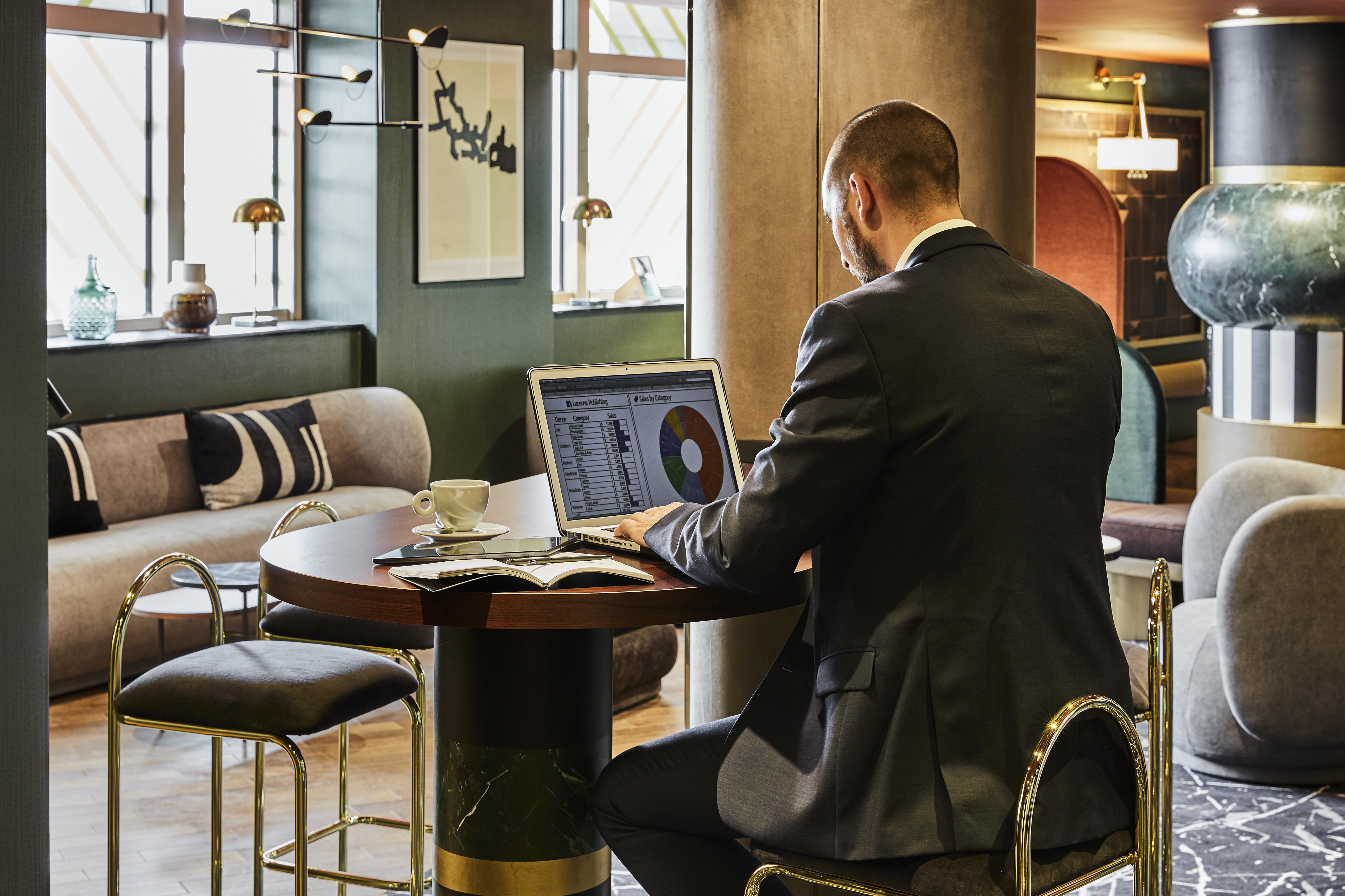 Nest Hotel Paris La Defense - Mgallery Collection פוטו מראה חיצוני תמונה A man working on a laptop