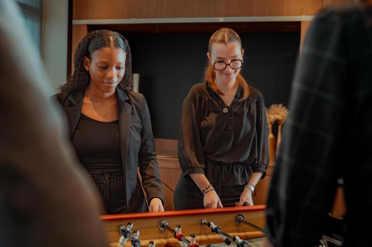 Nest Hotel Paris La Defense - Mgallery Collection פוטו מראה חיצוני תמונה Two women playing table football