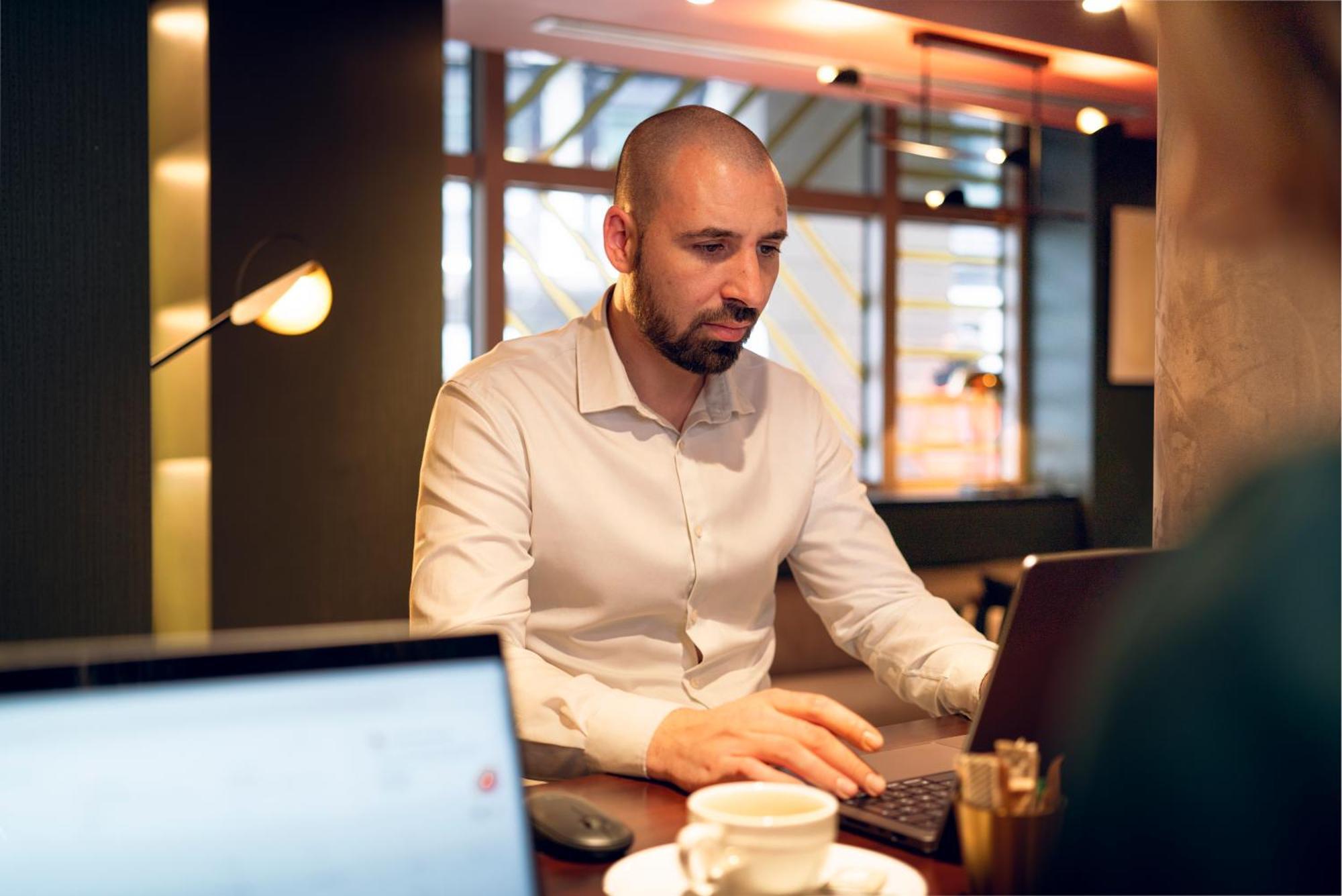 Nest Hotel Paris La Defense - Mgallery Collection פוטו מראה חיצוני תמונה A man working on a laptop