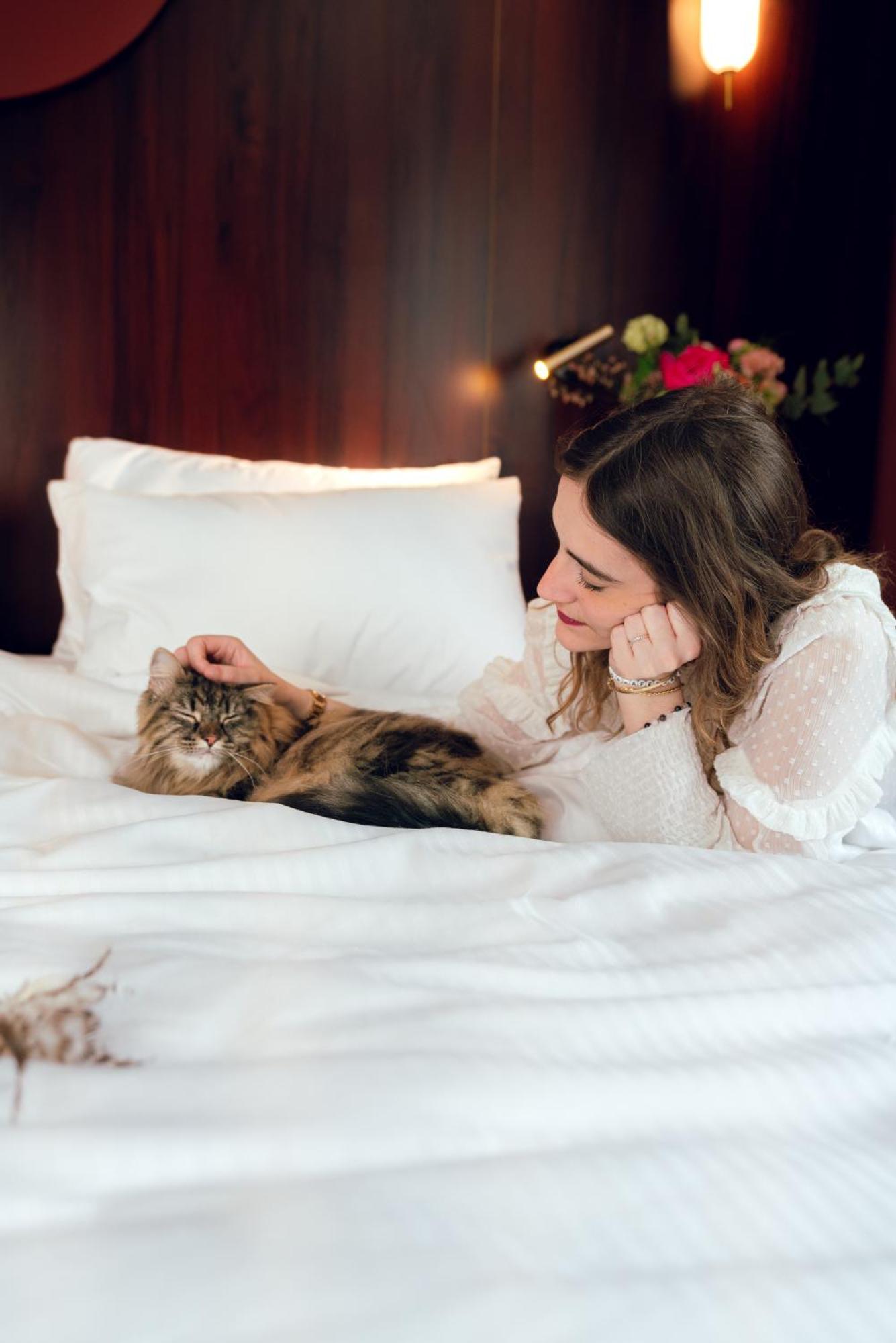 פוטו Nest Paris La Defense - Mgallery מראה חיצוני תמונה A woman with her pet cat