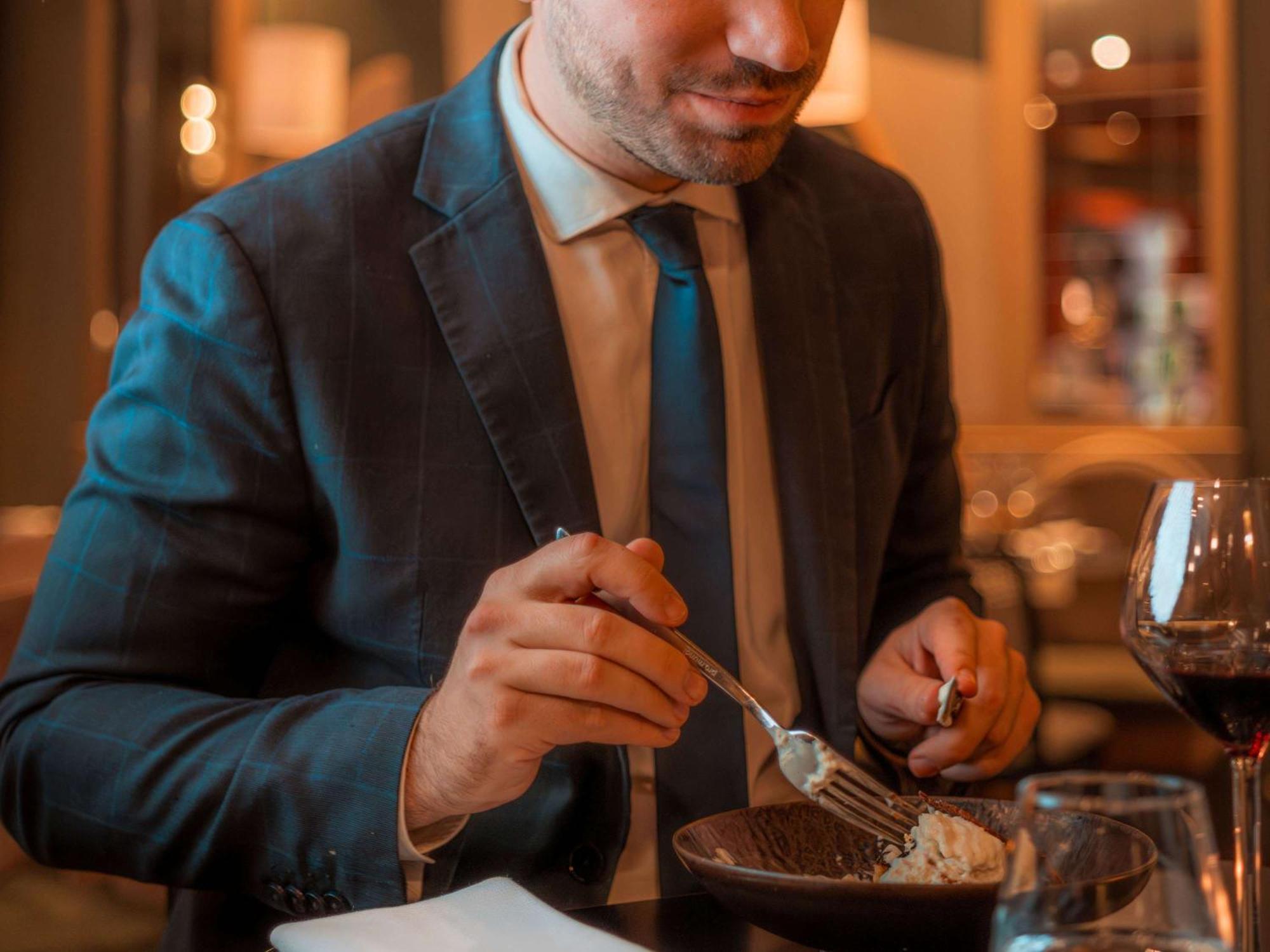 Nest Hotel Paris La Defense - Mgallery Collection פוטו מראה חיצוני תמונה A man eating a chocolate dessert