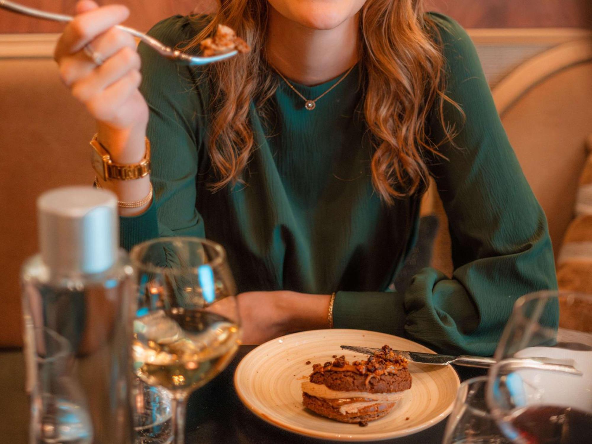 פוטו Nest Paris La Defense - Mgallery מראה חיצוני תמונה A woman eating dessert