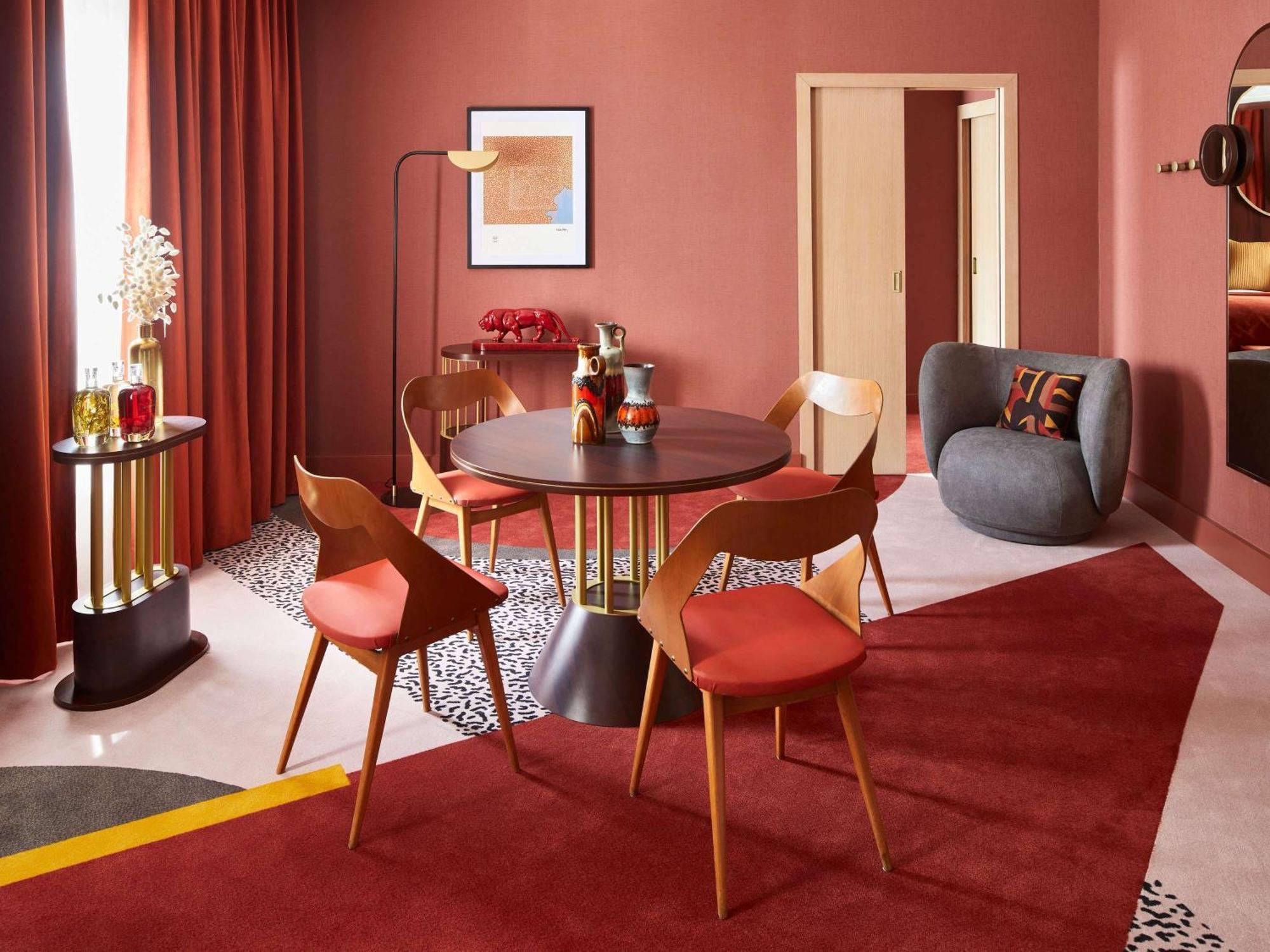 Nest Hotel Paris La Defense - Mgallery Collection פוטו מראה חיצוני תמונה A dining room with a red carpet