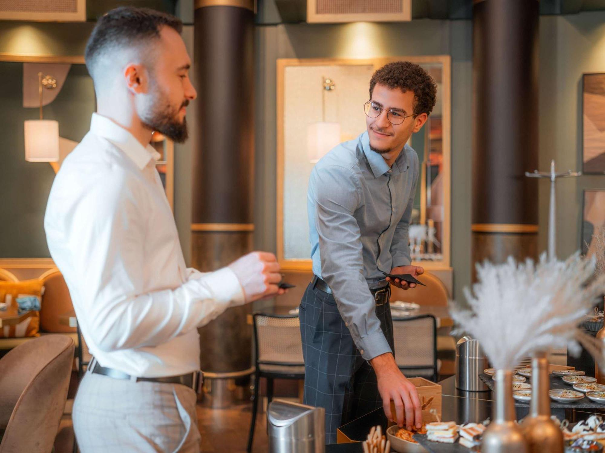 פוטו Nest Paris La Defense - Mgallery מראה חיצוני תמונה A barista at work