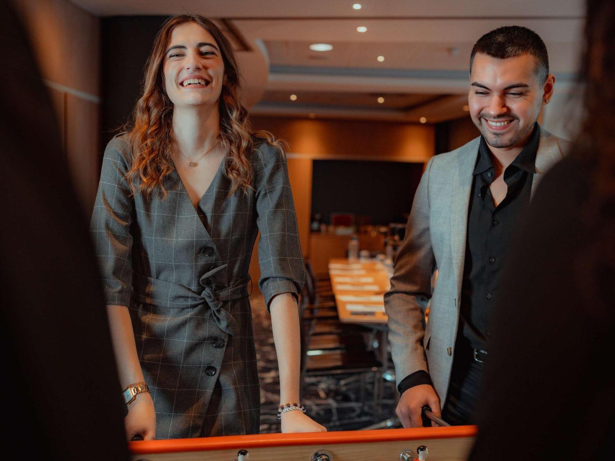 Nest Hotel Paris La Defense - Mgallery Collection פוטו מראה חיצוני תמונה A couple shopping in a mall