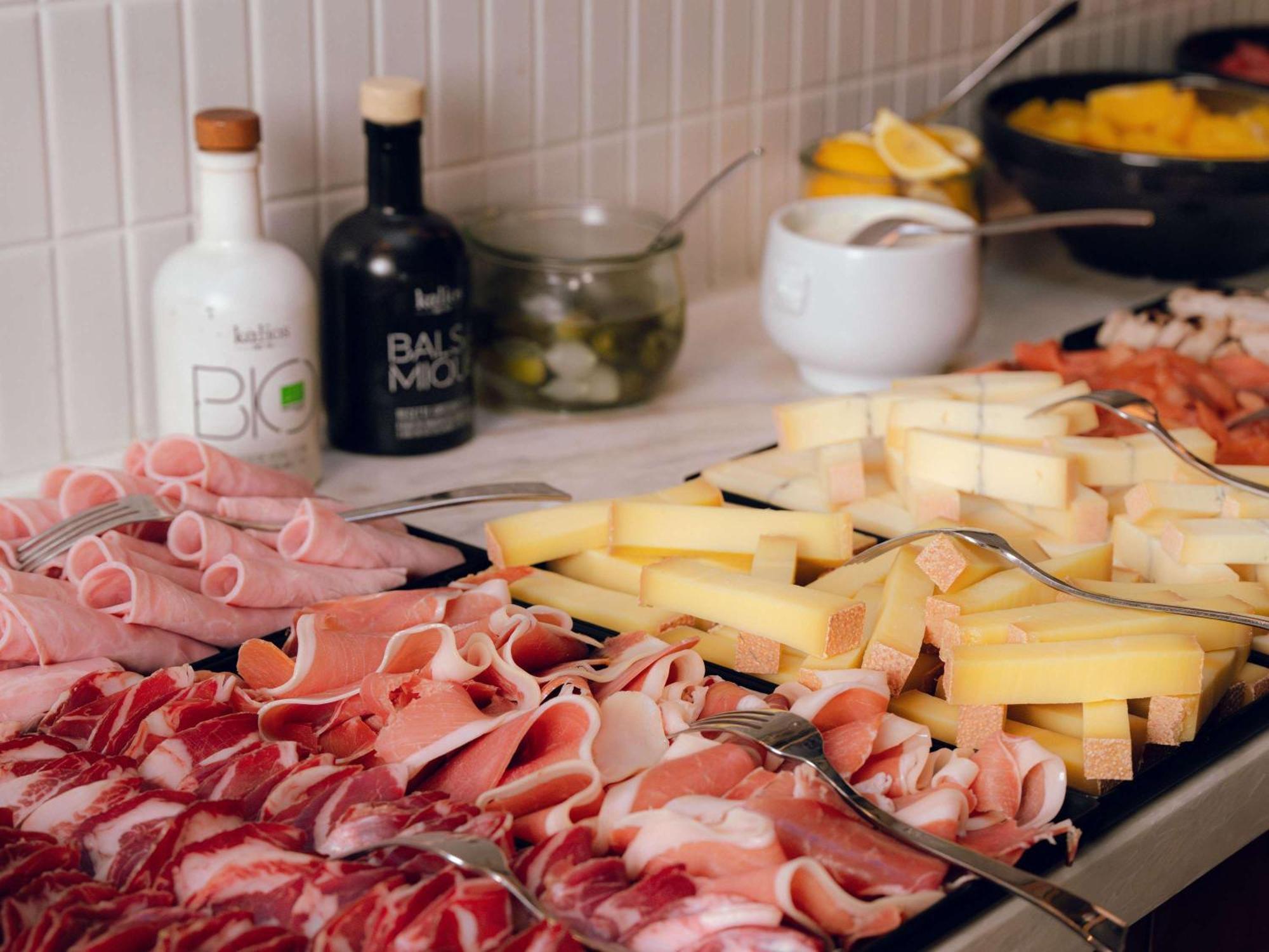 Nest Hotel Paris La Defense - Mgallery Collection פוטו מראה חיצוני תמונה A selection of cured meats and cheeses