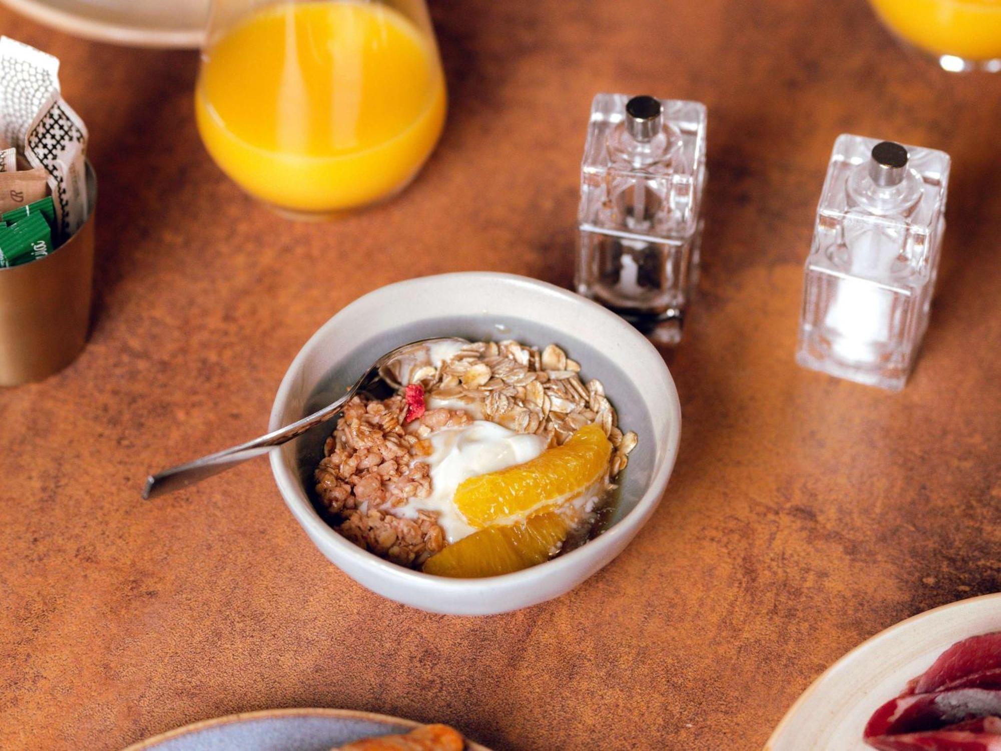 Nest Hotel Paris La Defense - Mgallery Collection פוטו מראה חיצוני תמונה A bowl of muesli with yoghurt and fruit