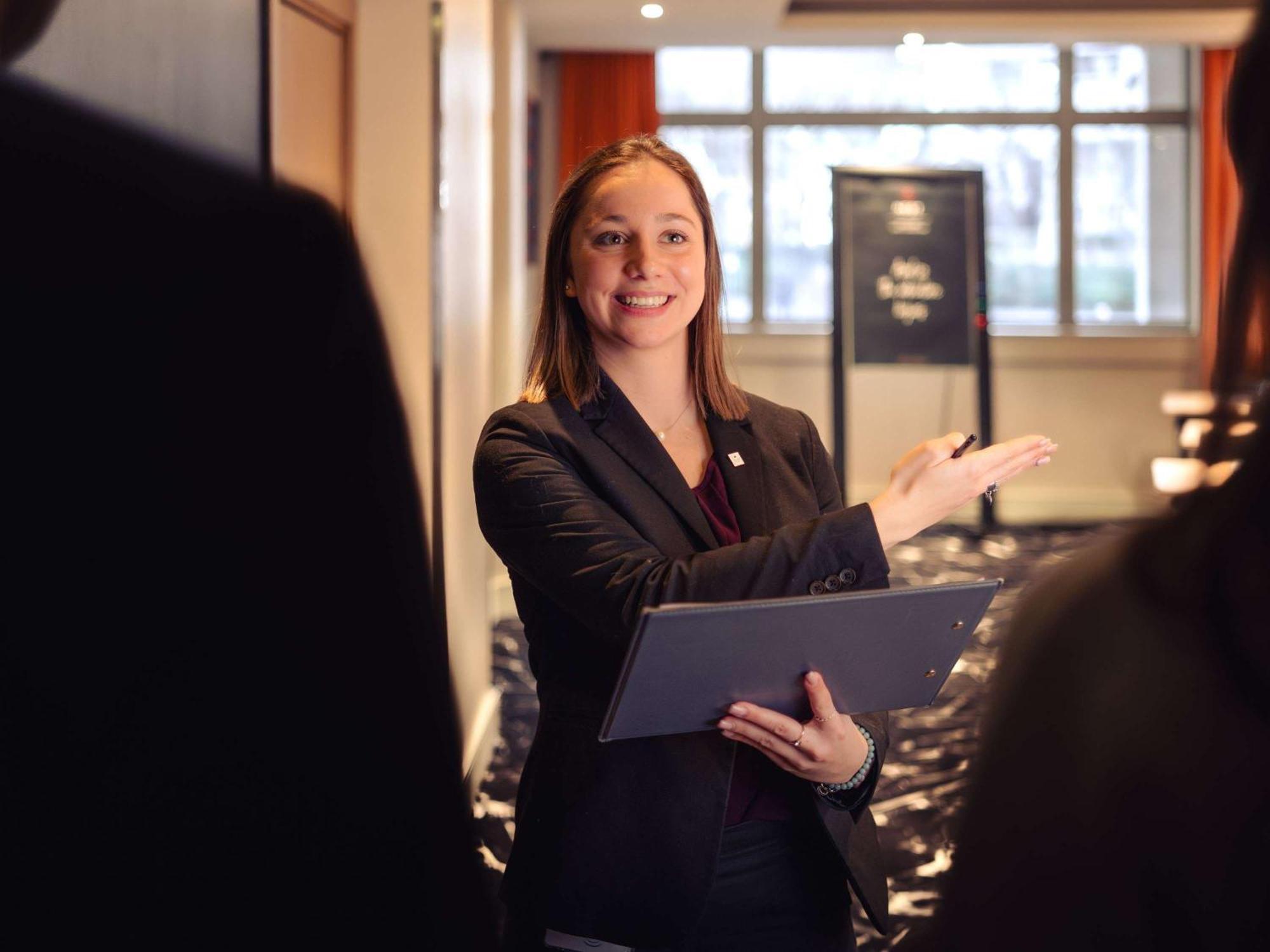 פוטו Nest Paris La Defense - Mgallery מראה חיצוני תמונה A concierge at work